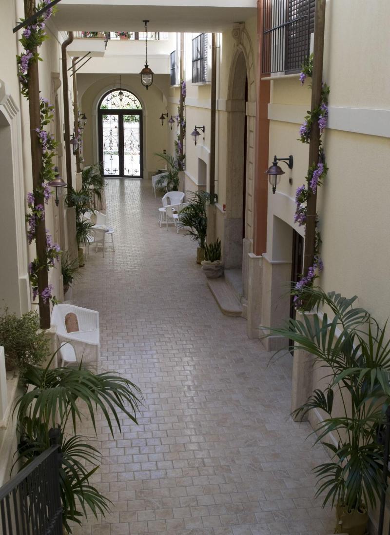 ボヴァリーノ・マリーナ Palazzo Reginellaアパートホテル エクステリア 写真