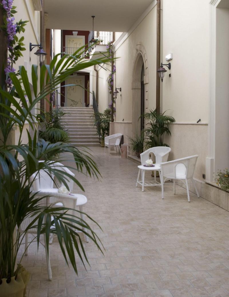 ボヴァリーノ・マリーナ Palazzo Reginellaアパートホテル エクステリア 写真